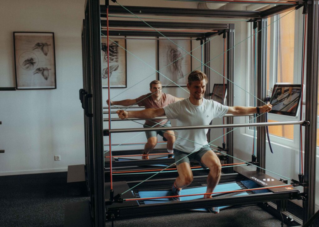 Rééducation sur-mesure - avec l'appareil Sensopro - en physiothérapie - disponible chez Physio Clinics Genève, Bulle, Yverdon.