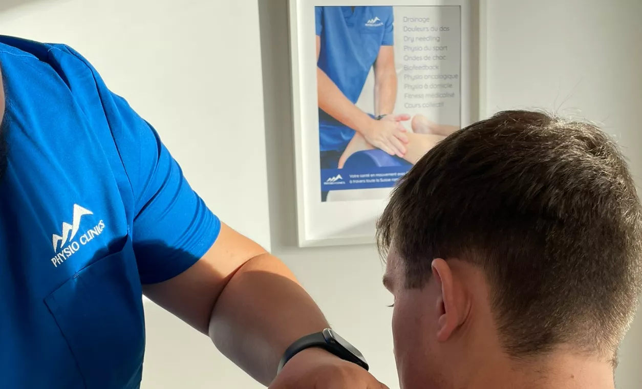 Physiothérapeute à Fribourg réalisant un exercice de rééducation de l'épaule chez Physio Clinics
