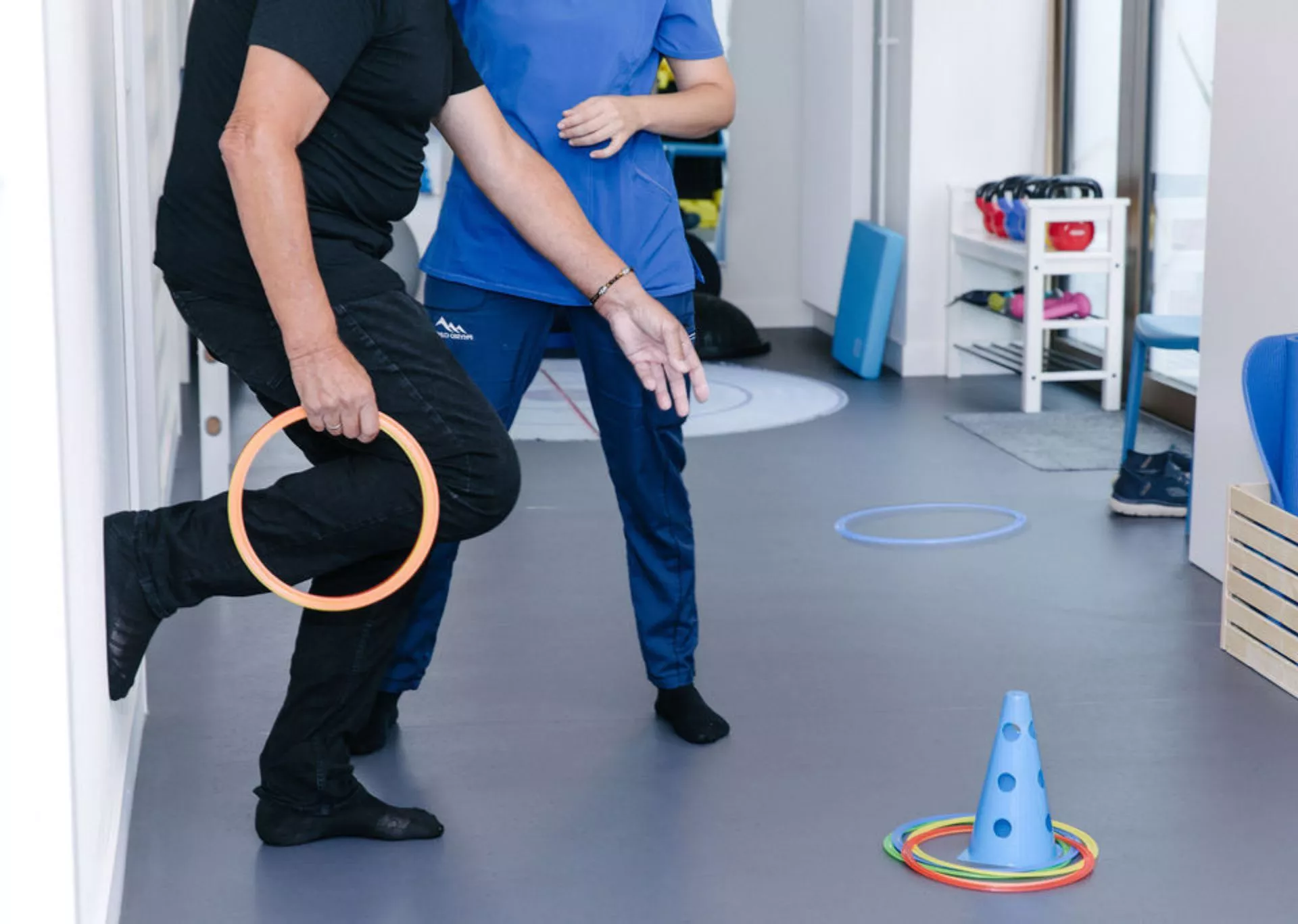 Exercices actifs avec un patient en physiothérapie chez Physio Clinics - rééducation active.