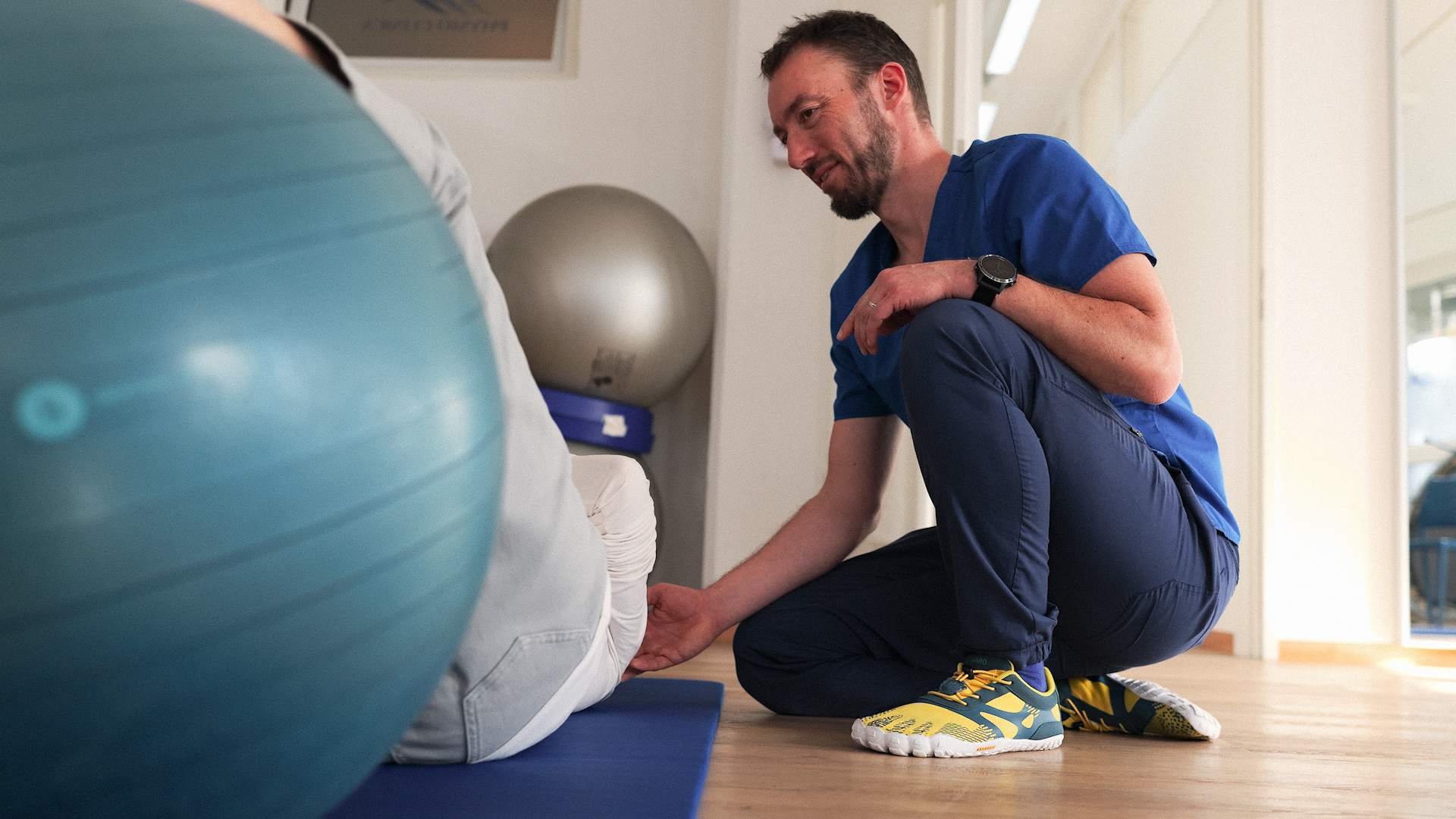 Rééducation active chez Physio Clinics sous la supervision d'un physiothérapeute